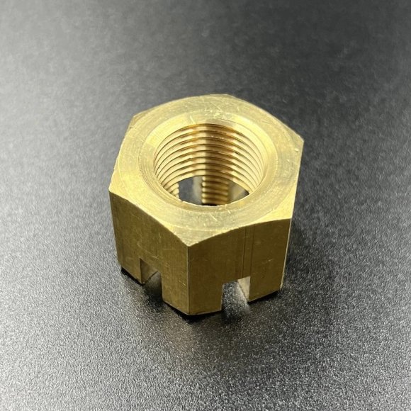Гайка гребного винта Suzuki DT40-60 (Suzuki) Гайка гребного винта Suzuki DT40-60 (Suzuki)