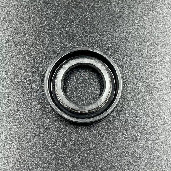 Сальник Suzuki (09282-17006) (16x30x4.5) (Omax) Сальник Suzuki (09282-17006) (16x30x4.5) (Omax)