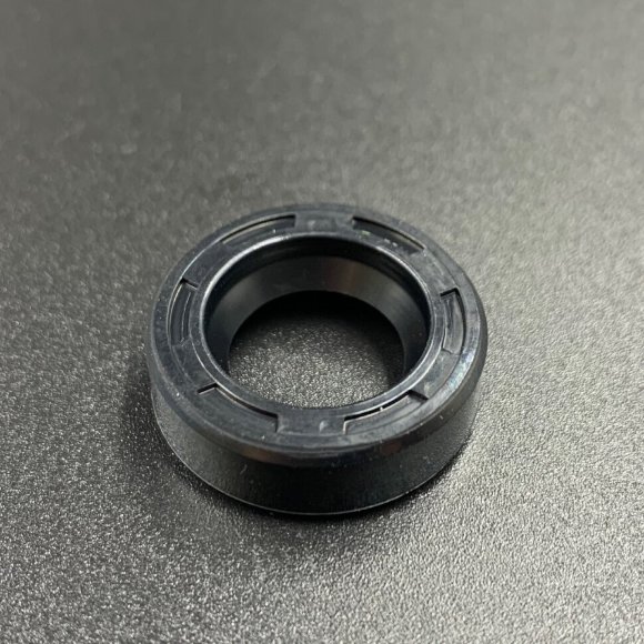 Сальник гребного вала Yamaha F2-F6 (93101-13800; 93101-13M12) (13x22x7) (Yamaha) Сальник гребного вала Yamaha F2-F6 (93101-13800; 93101-13M12) (13x22x7) (Yamaha)