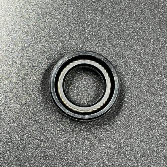 Сальник гребного вала Yamaha F2-F6 (93101-13800; 93101-13M12) (13x22x7) (Yamaha) Сальник гребного вала Yamaha F2-F6 (93101-13800; 93101-13M12) (13x22x7) (Yamaha)
