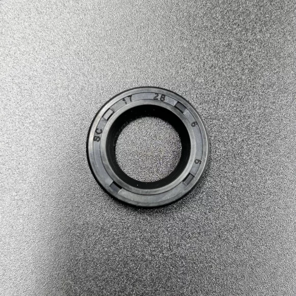 Сальник Suzuki (09282-17007) (17x28x6) (Omax) Сальник Suzuki (09282-17007) (17x28x6) (Omax)